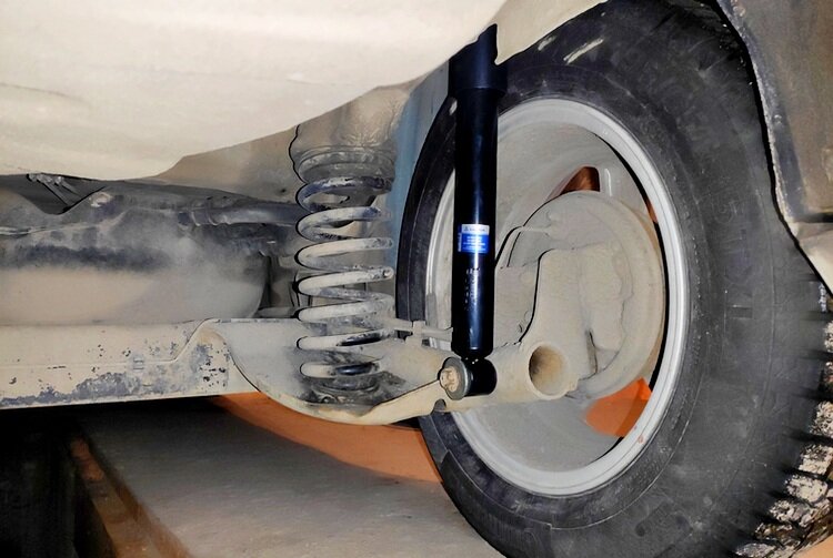 Амортизаторы в автомобилях Рено Логан играют важную роль. Они гасят колебания колес и самой машины во время движения по неровностям дороги и обеспечивают постоянство контакта с дорожной поверхностью.