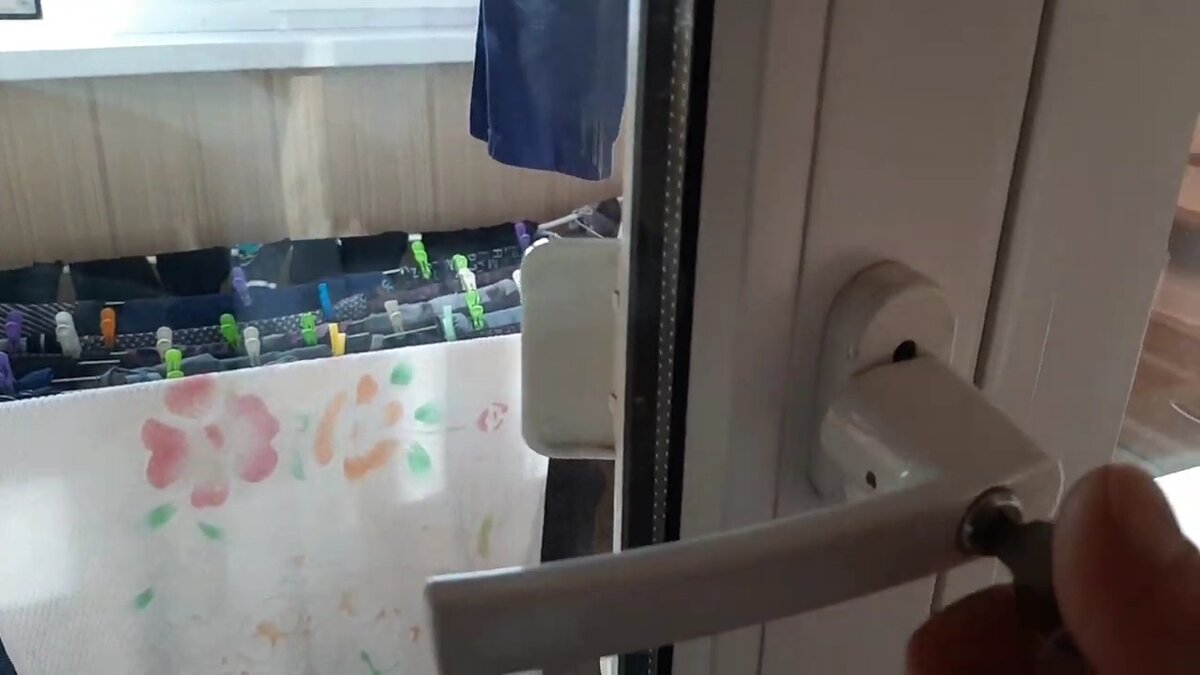 Чтобы понять проблему,нужно для начала открутить ручку и убедиться в её исправном(рабочем) состоянии.