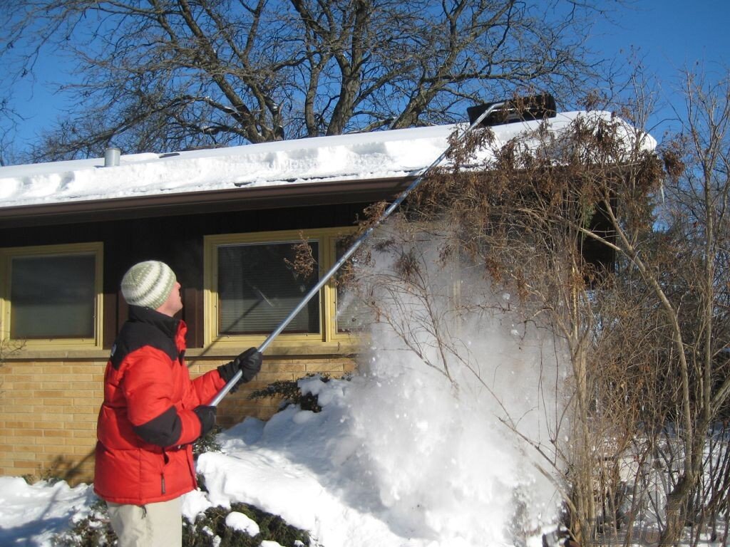 Снег на крыше: почистить или пусть лежит