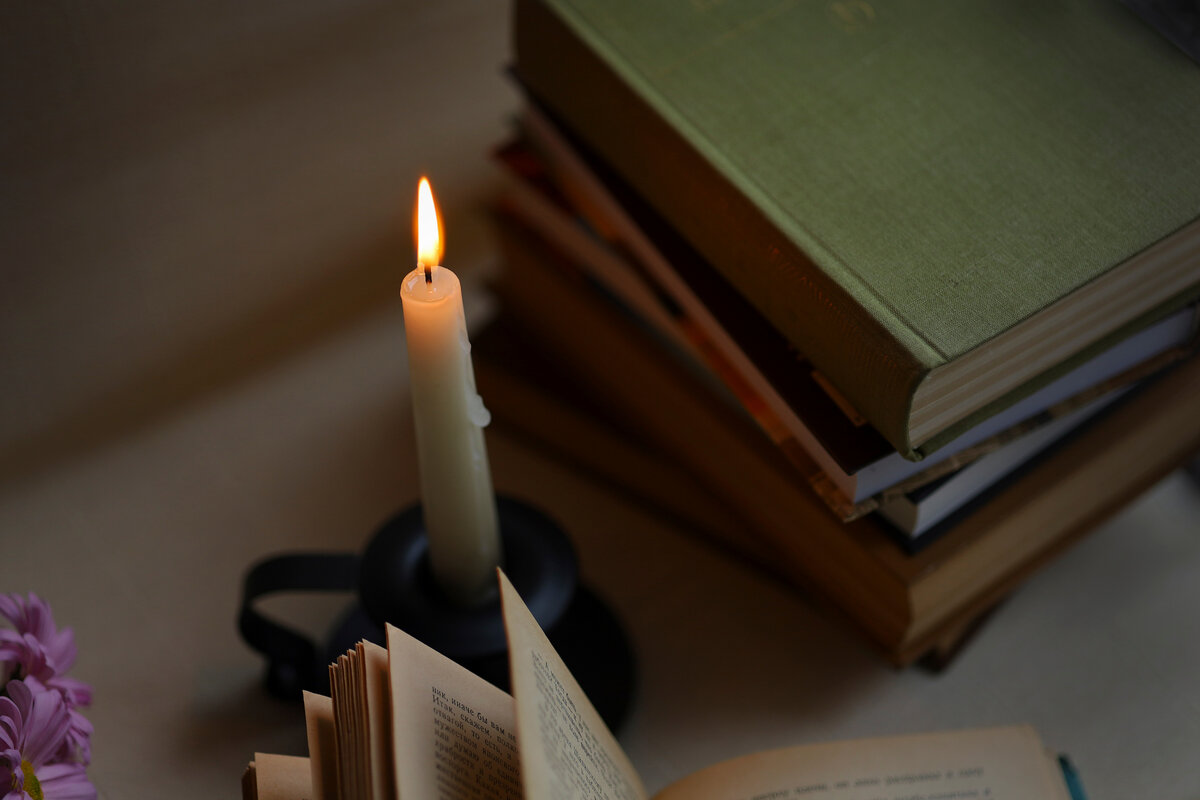 Хюгге для меня неразрывно связано с книгами и свечами