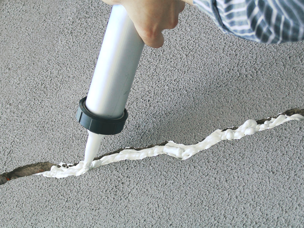 Заделка трещины герметиком