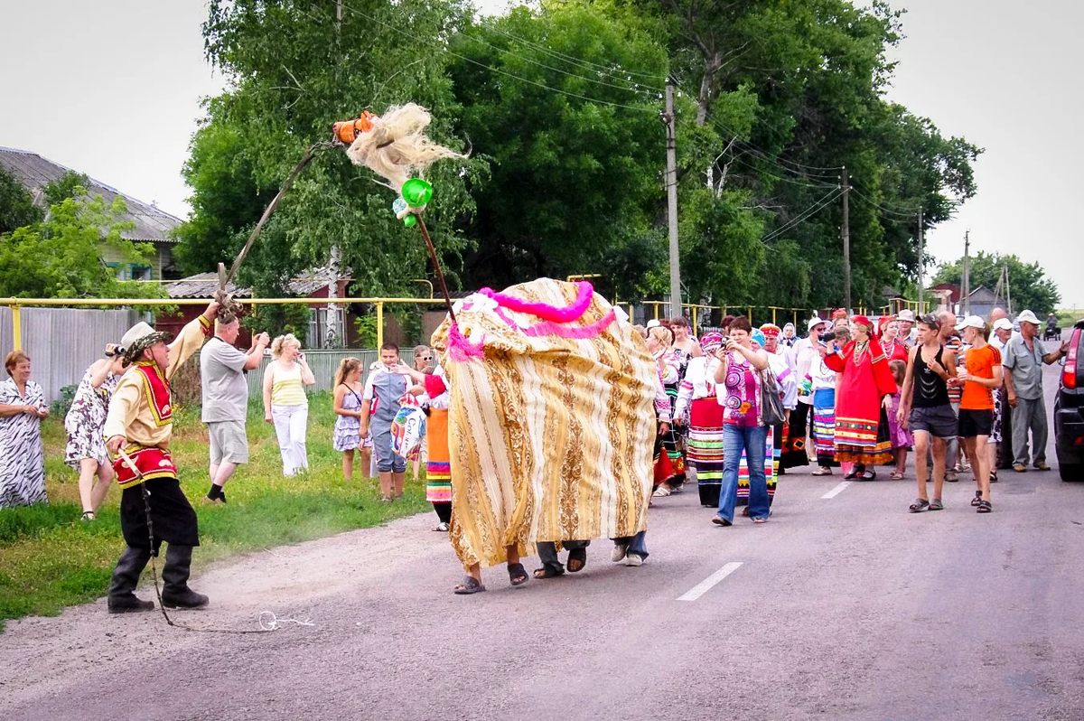 В некоторых селах. Вождение русалки Оськино. Оськино Воронежская область. Обряд вождение русалки в селе Оськино. Село Оськино Воронежской области.