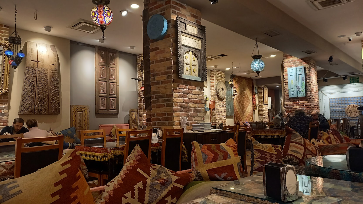 Интерьер одного стамбульского ресторана, мне понравились двери и наличники на стенах