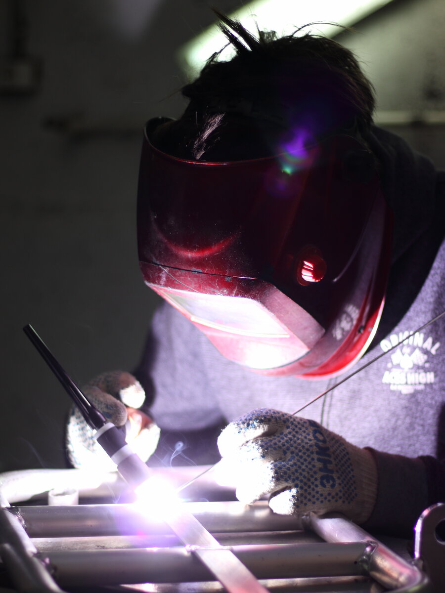 Сварщик-аргонщик за работой