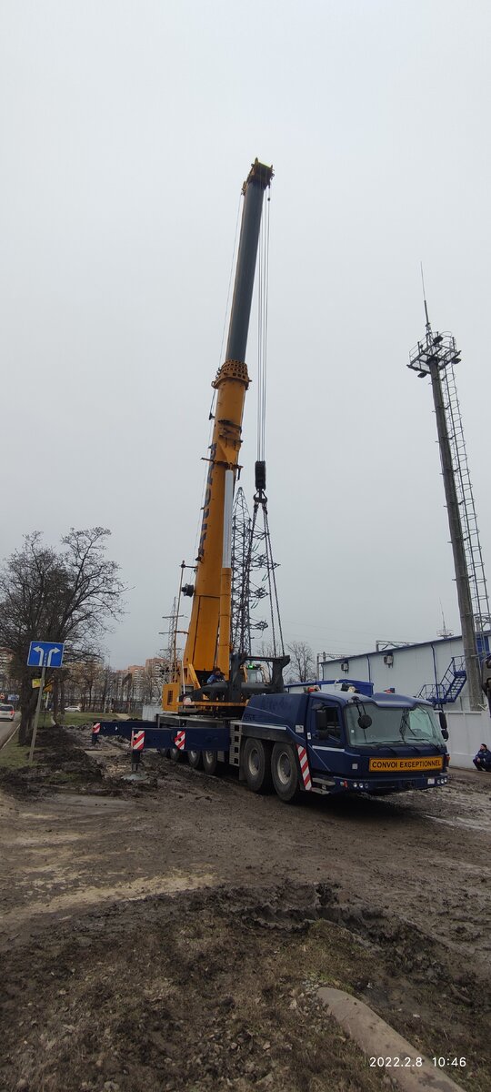 Используется кран 200-тонник. (по слухам стоимость аренды такого крана около 150 т.р. в день и минимальный заказ от 5 дней).