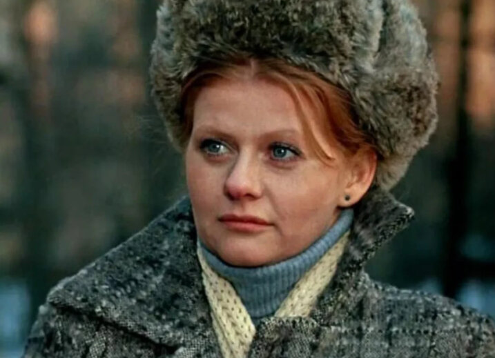 Муравьёва справилась с задачей блестяще, а вот песню так и не спела. Фото: кадр фильма "Карнавал" 