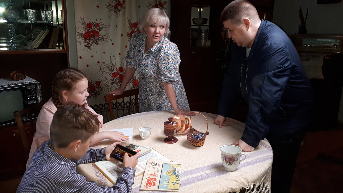 Кто-то труд работает, кто-то в телефон зависает.