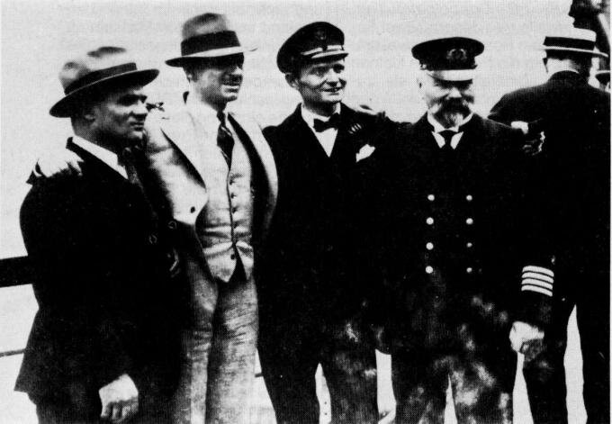 На борту быстроходного парохода «Колумб». Слева направо: Герман Кёль, Джеймс К. Фицморис, барон Гюнтер фон Хюнефельд и коммодор (на тот момент еще капитан) Джонсон из NDL