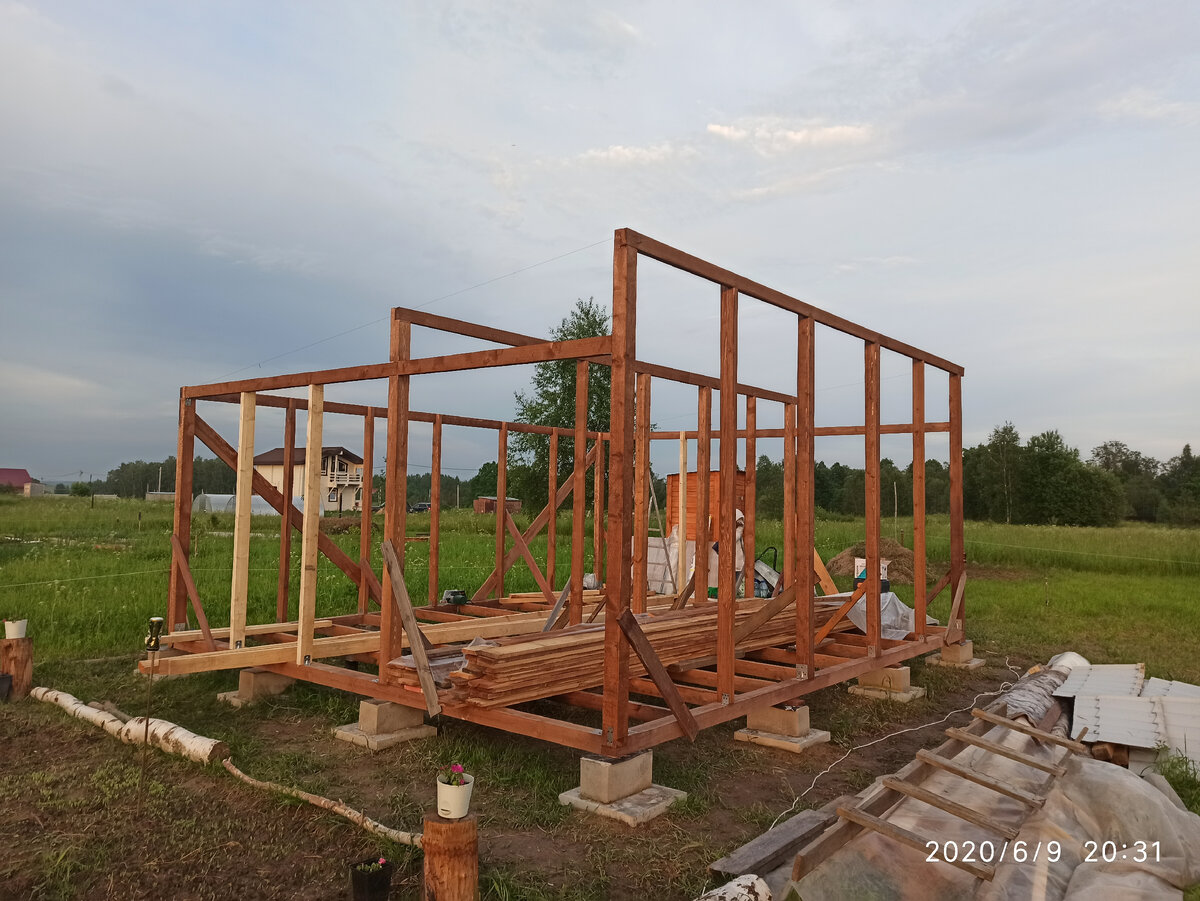 Вертикальные стойки устанавливали с учетом крепления ОСП листов размером 1250*2500