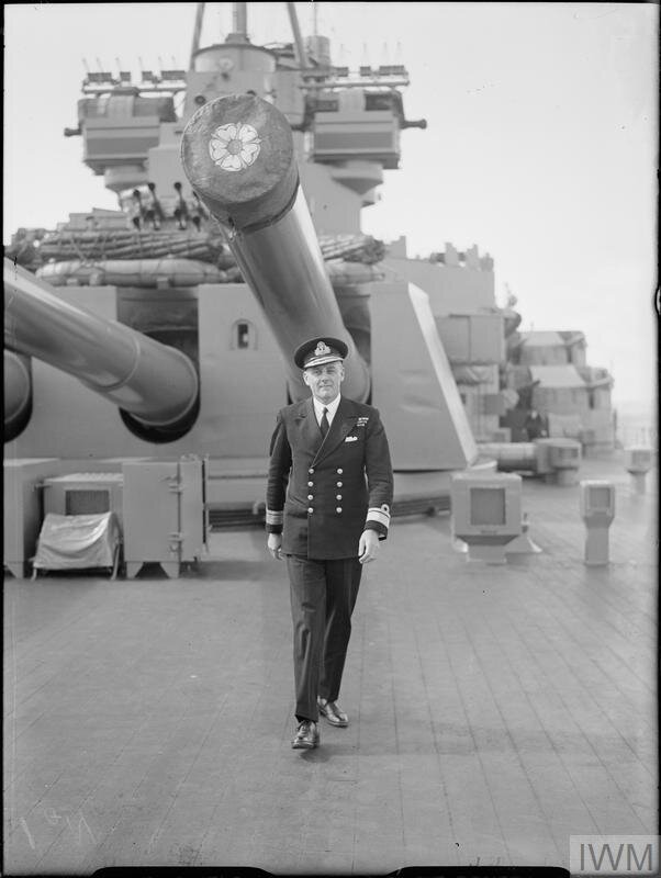 Контр-адмирал Фишер на квартердеке HMS Duke of York , октябрь 1942 г.