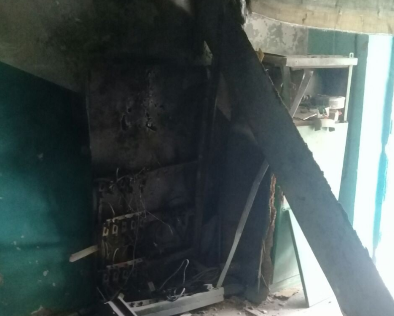 Электрощит в подъезде куда зашел мэр города.  фото: картинки  яндекса.