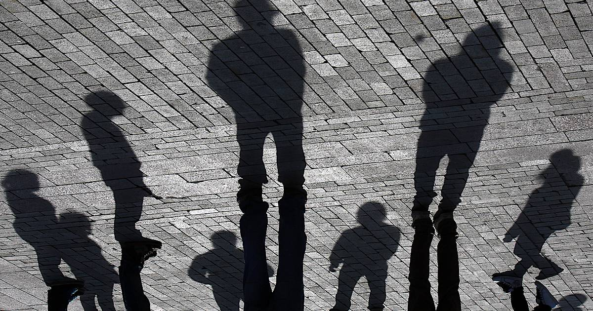 Человек окружен. В тени человека. Тень от человека. Тень человека на стене. Человек и его тень