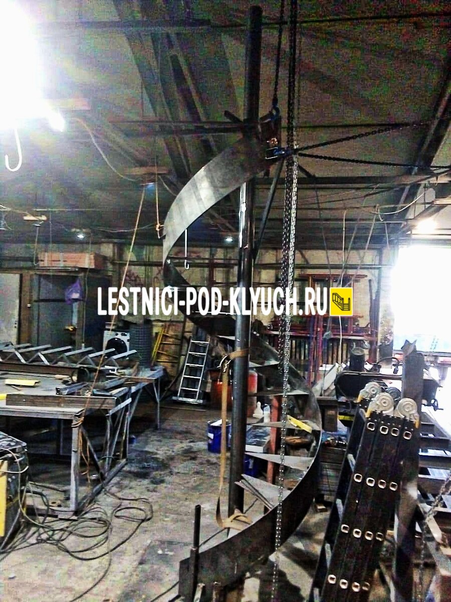 Принимаем звонки: пн-вс с 8:00 до 21:00 (8 499 490-72-90). Электронная почта: info@lestnici-pod-klyuch.ru
