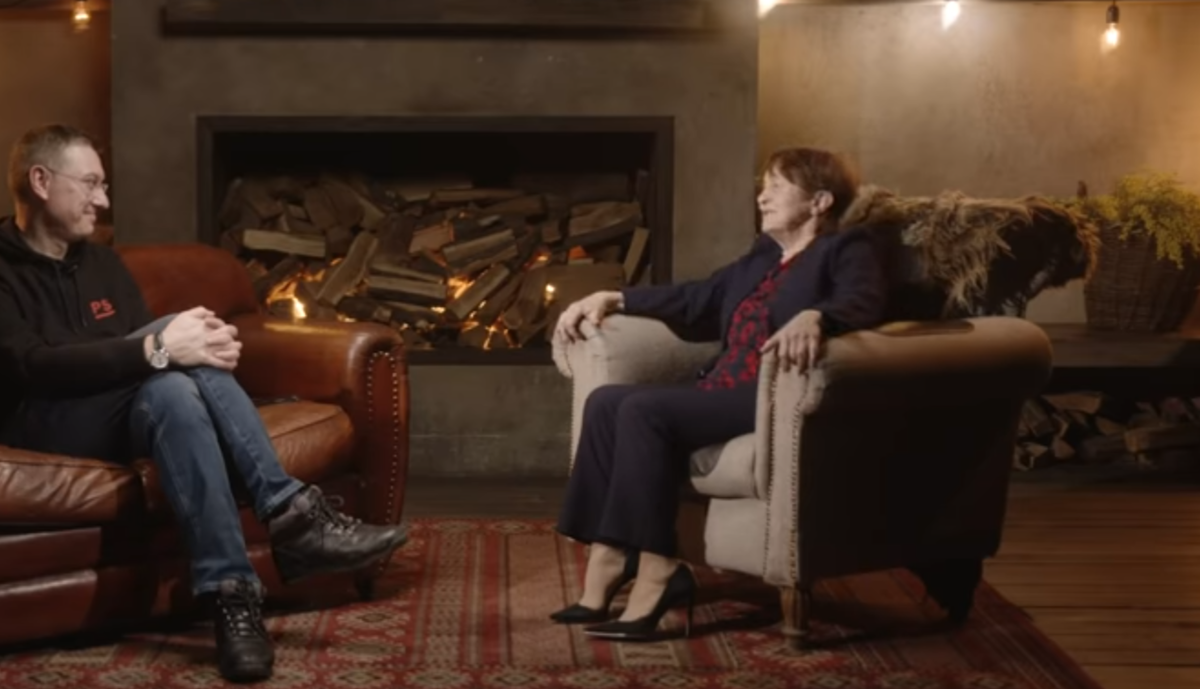 Тамара Москвина в интервью Василию Кононову. Источник фото: YouTube канал Василий Конов.