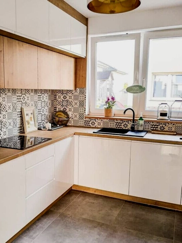 Как оформить интерьер кухни с мойкой у окна: полезные советы и 58 фото