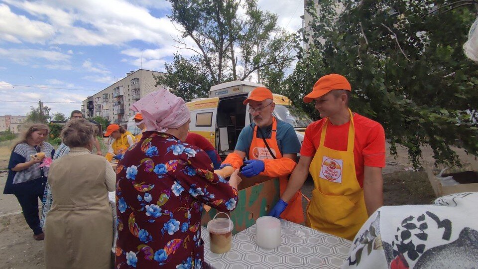     За едой чаще всего приходят дети, старики и инвалиды. Фото: "Пища жизни".