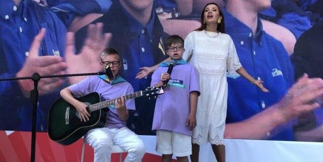    Эвелина Бледанс на фестивале в Крыму представила первый инклюзивный дуэт "Плюс один", где с ее сыном Семеном Семиным выступает юный певец Валера Кузаков.Виктория Мельникова