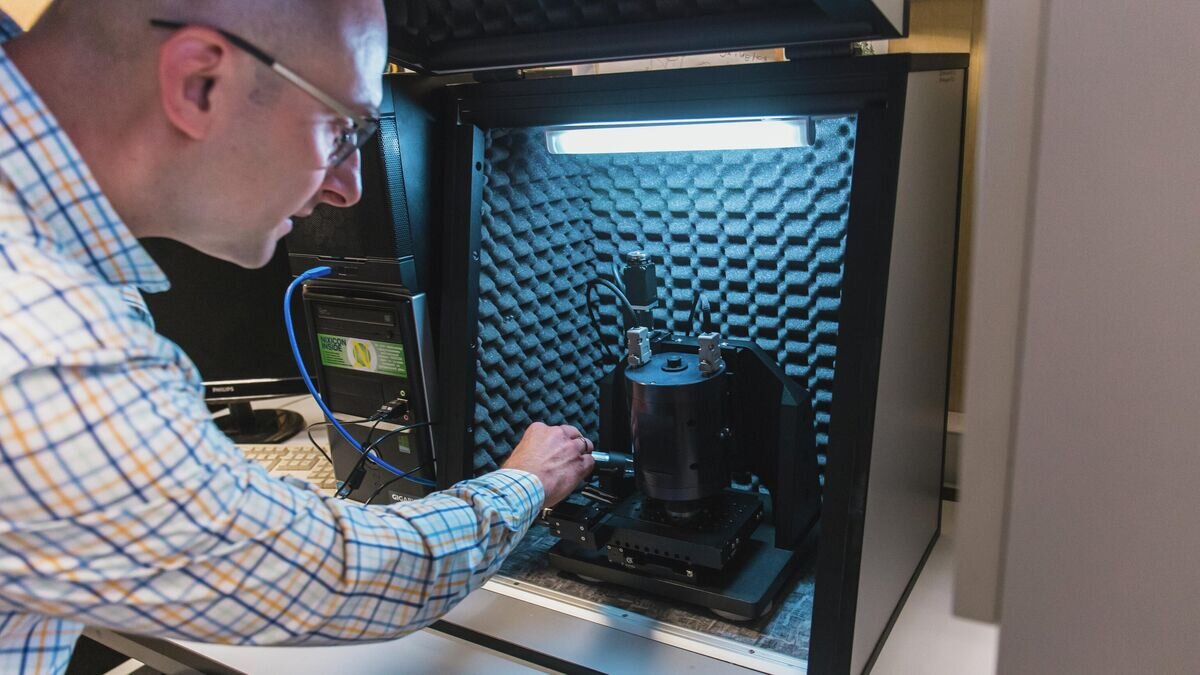    Александр Герасименко в лаборатории Института БМС НИУ МИЭТ© Фото предоставлено пресс-службой МИЭТ