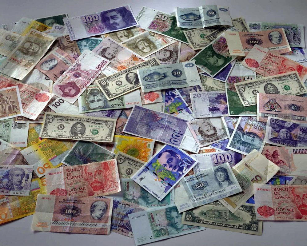 Деньги многих стран европы. Деньги разные. Разноцветные деньги. Иностранная валюта.