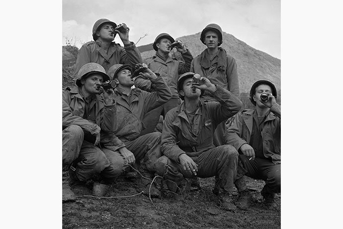Солдаты пьют Coca-Cola. Фронт Кассино, Италия, 1944 год Фото: Bettmann / Getty Images