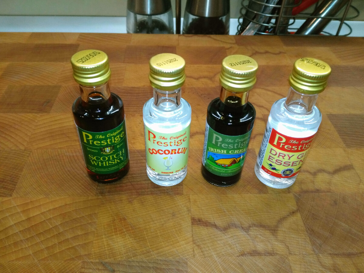 Слева - направо. Скотч, кокосовый ром, ирландский ликер, джин.