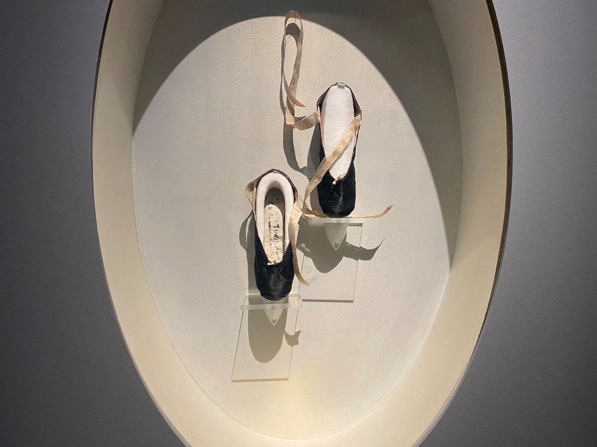 Пуанты Тамары Карсавиной к роли Коломбины в балете "Карнавал"