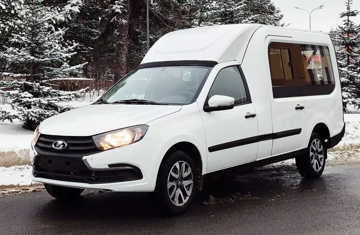 Нижегородское ООО «Промышленные технологии» построило микроавтобус на базе LADA Granta. В зависимости от версии он может иметь как двухрядный пятиместный, так и трехрядный восьмиместный салон – первая поступит в продажу в декабре этого года и будет стоить 1 699 000 рублей, а вторую придется подождать до февраля.