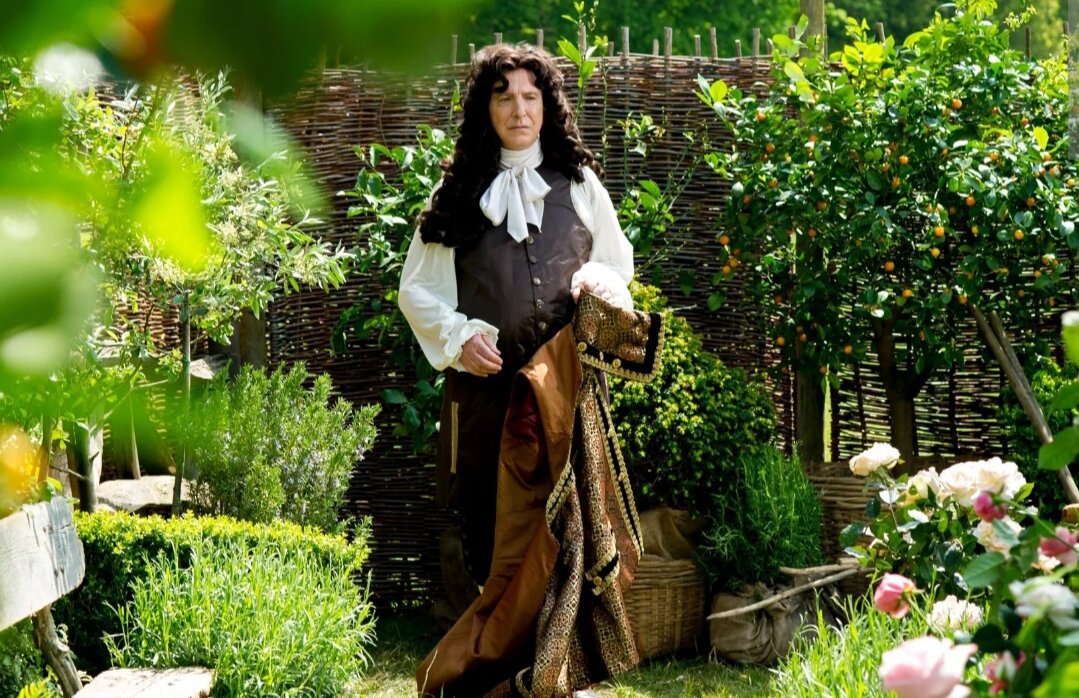 Вряд ли был плетень у короля. Кадр из фильма Версальский роман. Скорее боскет.