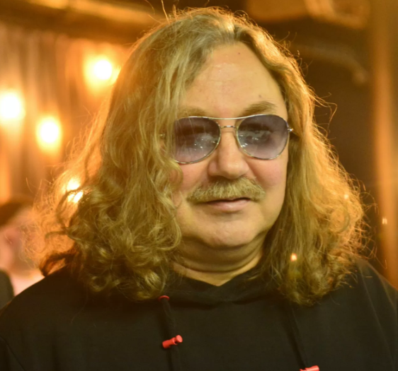 

СМИ пишут, что композитор находится в реанимации.


Ранее сегодня СМИ сообщили, что Игорь Николаев был доставлен в больницу на машине скорой помощи вечером. Есть сведения, что композитор жаловался на боли в сердце и значительное ухудшение состояния. Источник утверждает, что врачи поместили его в отделение интенсивной терапии кардиологического центра с подтвержденным диагнозом сердечного приступа.

Не сразу, но журналистам все же удалось связаться с представителем Николаева, чтобы уточнить, насколько правдивы пугающие слухи. Режиссер сообщает, что жизни композитора ничто не угрожает.

"Игорь Юрьевич чувствует себя нормально,

- заверил Директор Николаева

Чуть позже он связался с самим композитором. Он не отрицает напрямую свою госпитализацию, но уточняет, что слухи о его проблемах со здоровьем сильно преувеличены. "Я чувствую себя прекрасно", - цитирует композитора 360. В то же время представители других изданий не смогли связаться с Николаевым, чтобы уточнить информацию о его диагнозе.