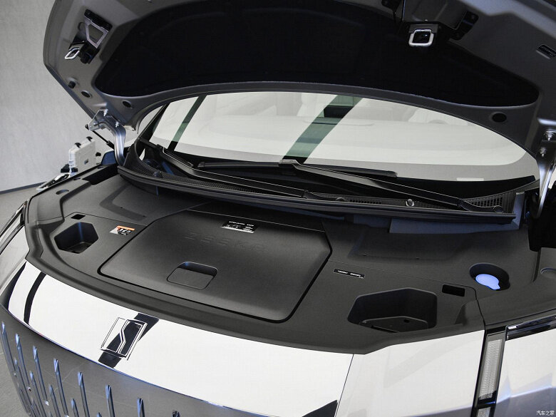 Подкапотное пространство Geely Zeekr 009