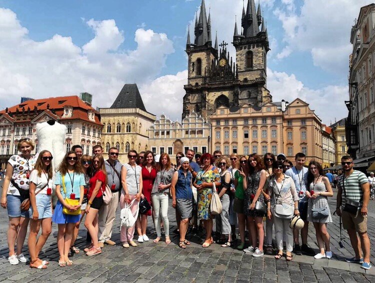 Фото не моё, но в составе подобных экскурсионных групп я в разных городах тоже бывала. И не могу сказать, что этот формат мне испортил впечатления - нет, просто в какой-то момент я его переросла.:) 