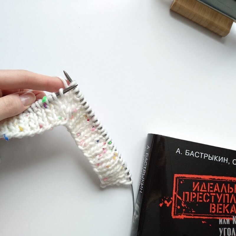 Лицевая сторона. После центральной лицевой - еще скрещенный накид. Листайте дальше!