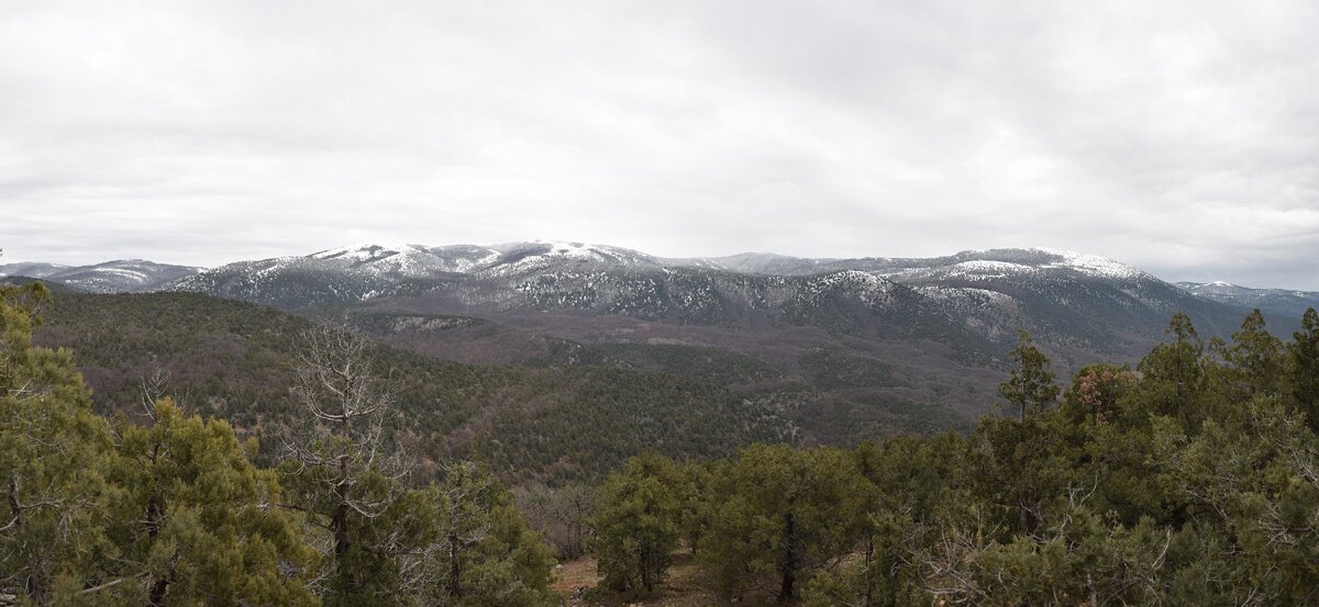 Восточный хребет гор в районе каньона реки Узунджа: горы Сарпаха, Яны-Кыл, Концаз-Барбаш, Кучу-Баир, Толак-Баир, Чуваш-Кой. Снято со склона Юзумнык-Даг