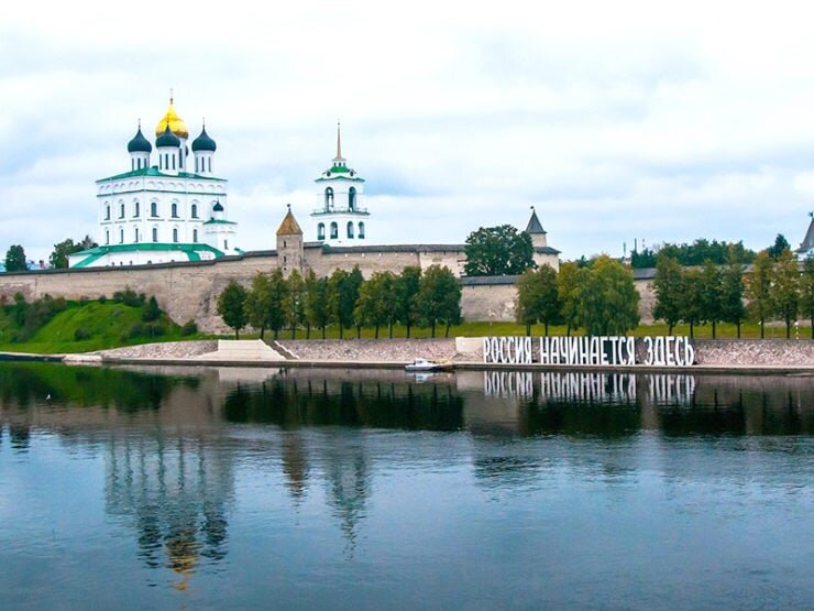 Псков. Набережная реки Великая