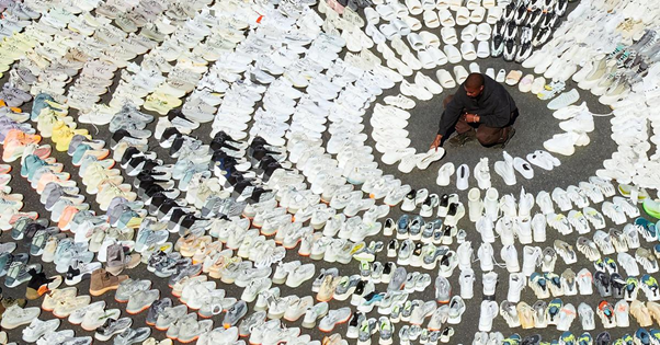 Канье Уэст в окружении кроссовок Yeezy Boost