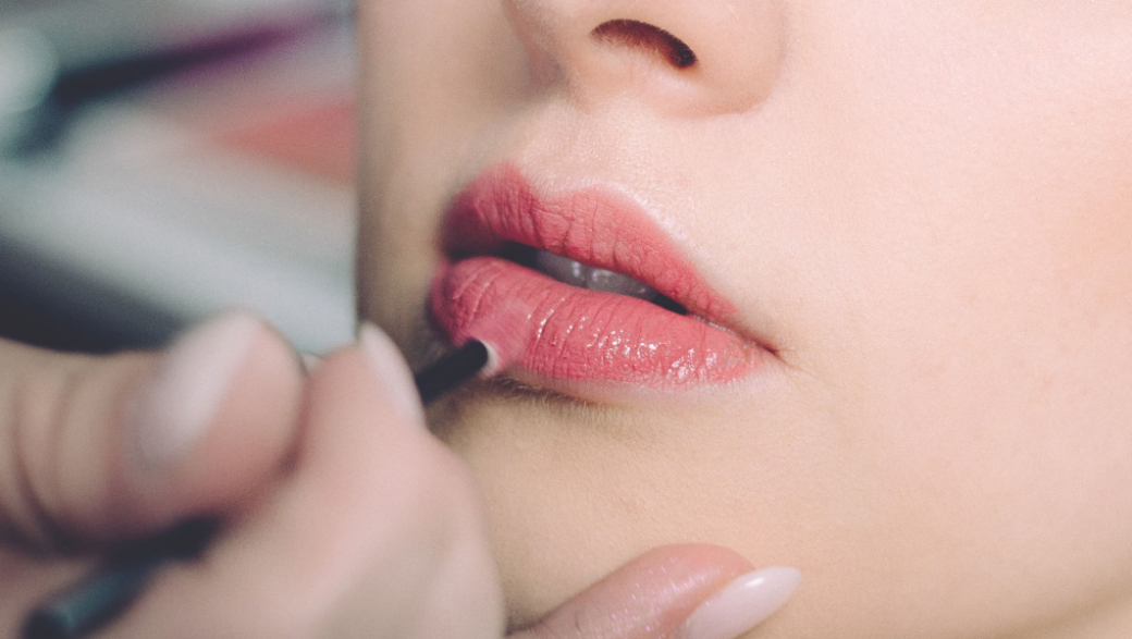 поцелуй с язычком. губки бантиком макияж. женские губы с языком. девушка кусает мужчину. как сделать эффект лизания.