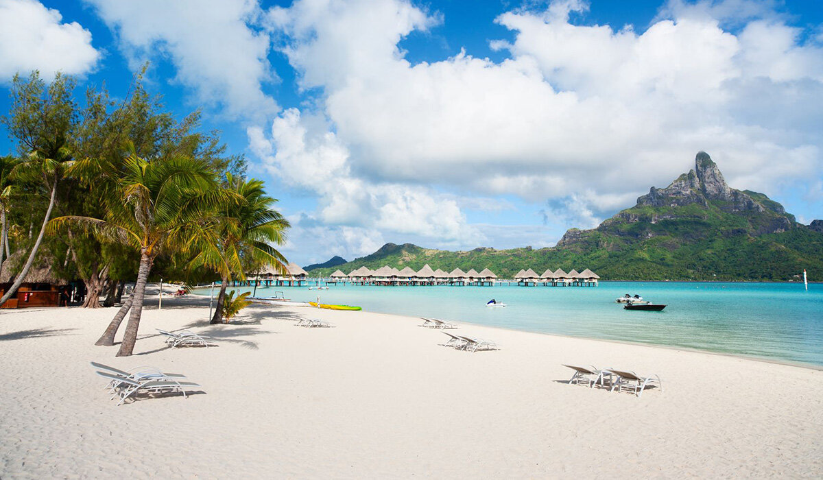 Пляж с видом на вулканическую гору Отеману на острове Бора-Бора.  Фото:   BlueOrange Studio  