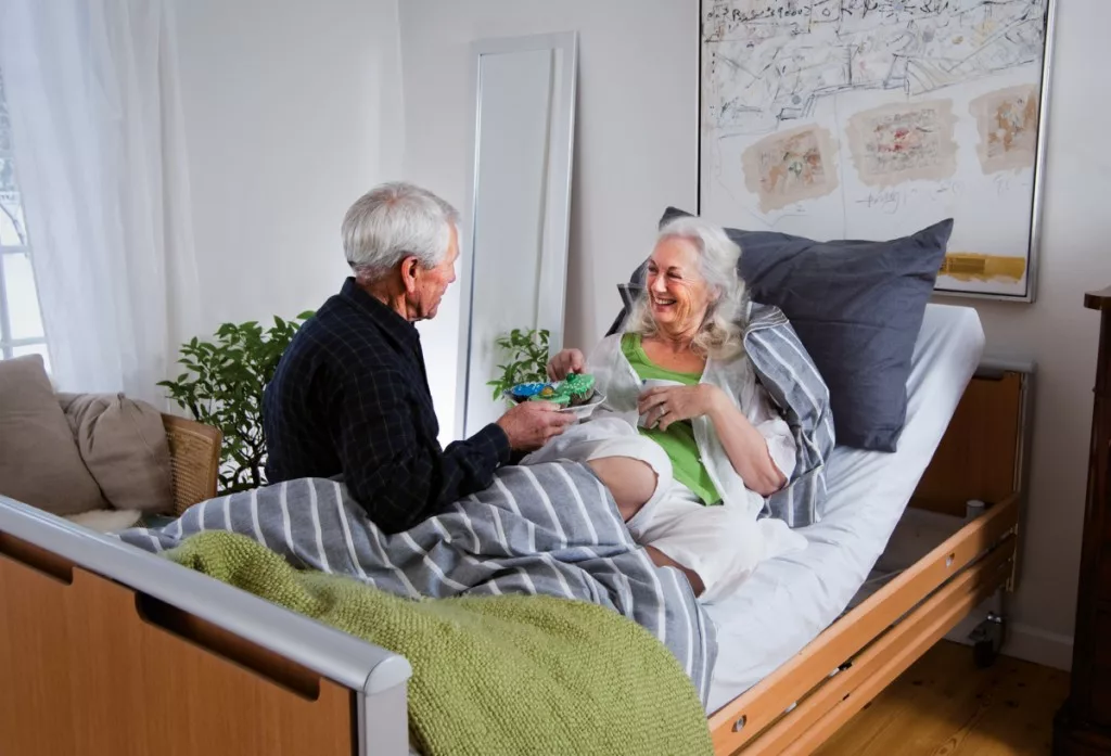 Кровать для пожилого человека. Кровати для пожилых людей для дома. Кровати для лежачих пожилых людей. Кровать для больного пожилого. Как вести себя с больным деменцией