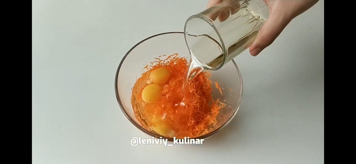 Морковь трем на мелкой тёрке. Добавляем яйца и растительное масло