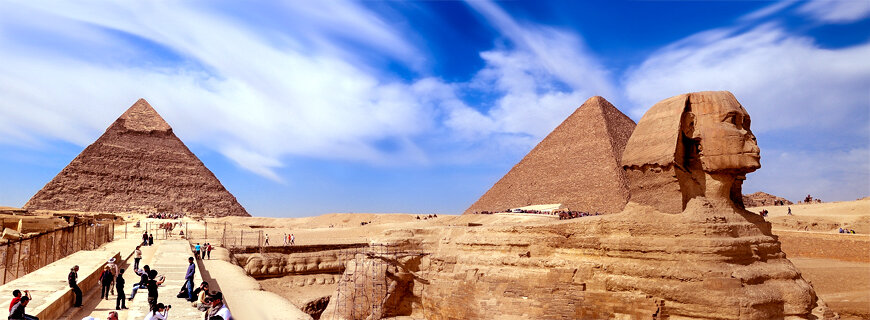 Сфинкс на фоне пирамид Гизы