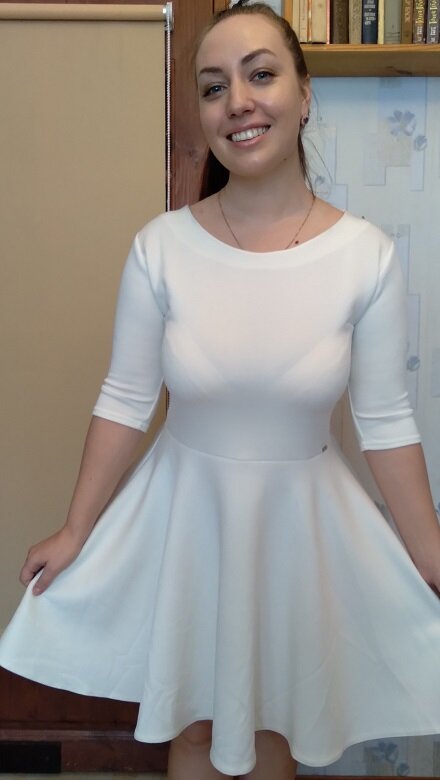 Надо что-то придумать  с платьем. Фото автора.