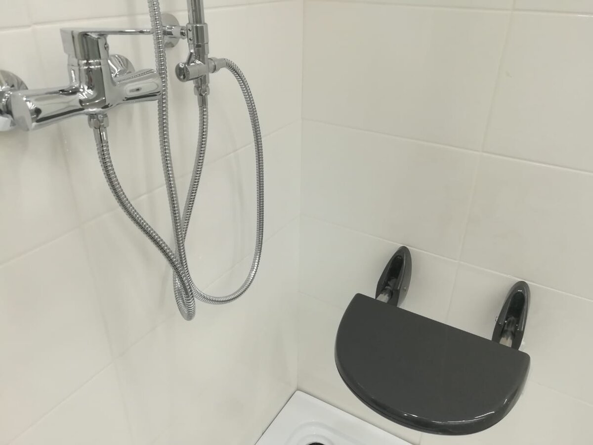 Место события. Оказывается, что это специальный стульчак для душа. Фотография автора статьи. Напряжение также было между стульчаком и краном.