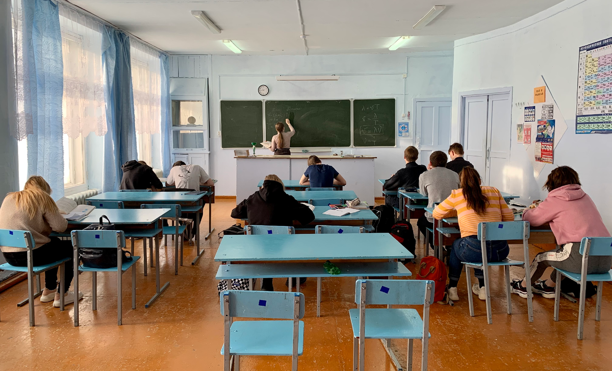 На уроке физики в 9 классе