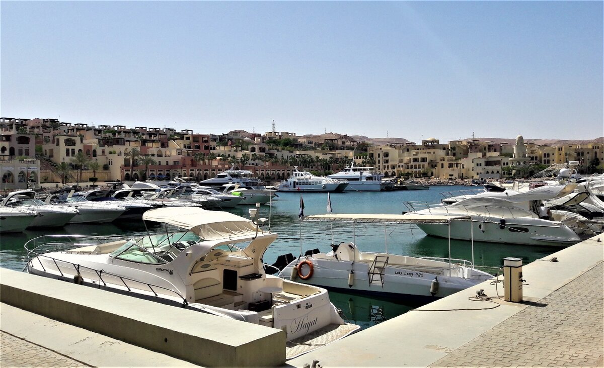 Причал с яхтами