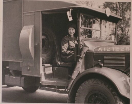 Принцесса Елизавета вела машину скорой помощи во время своей военной службы в ОВД во время Второй мировой войны. (Фото: Bryn Colton/Getty Images)