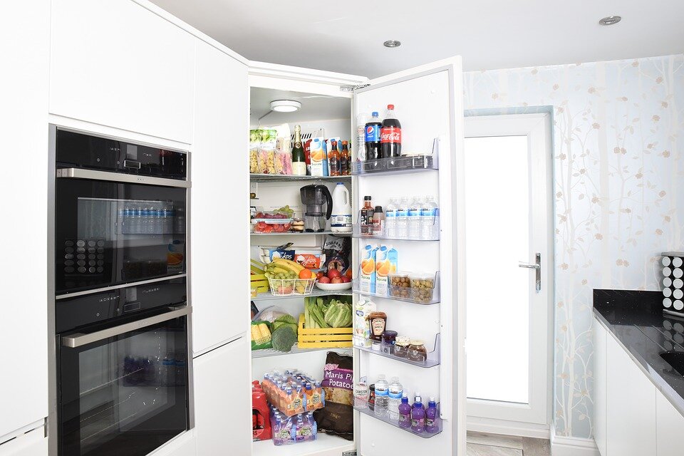 5 хитростей, которые помогут упорядочить продукты в холодильнике и освободить больше места