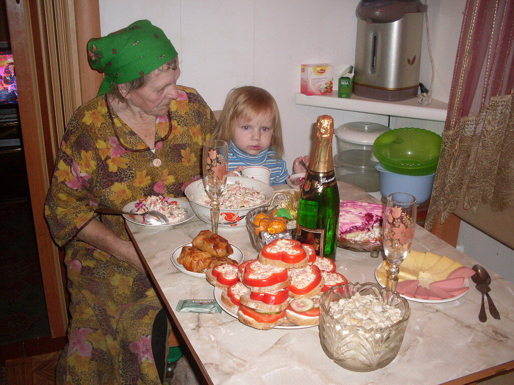 СИМОЧКА С ПРАБАБУШКОЙ  . 6 ноября- день рождения бабули🥰😍😘