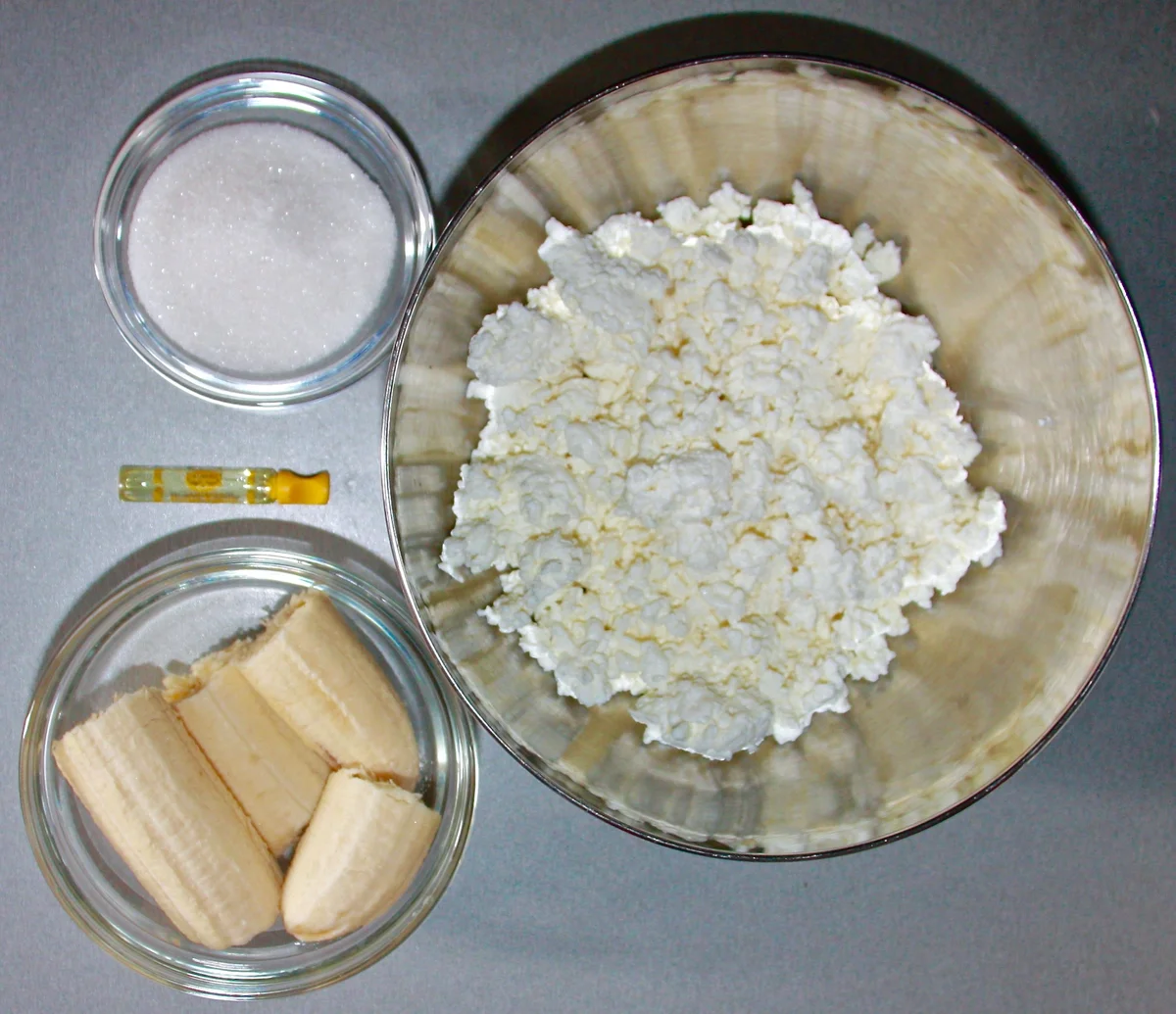 Ингредиенты для приготовления начинки с бананом, творогом и ванилью.