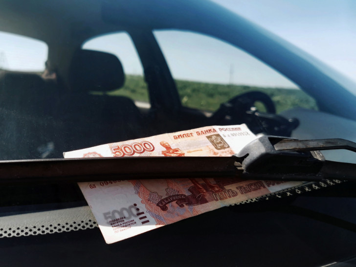 Россияне платят транспортный налог дважды, а то и трижды - на АЗС, в ФНС, а некоторые еще и за «роскошь». И далеко не все знают, что есть легальные причины отказаться от транспортной мзды. Matador.tech перечисляет несколько легитимных способов.