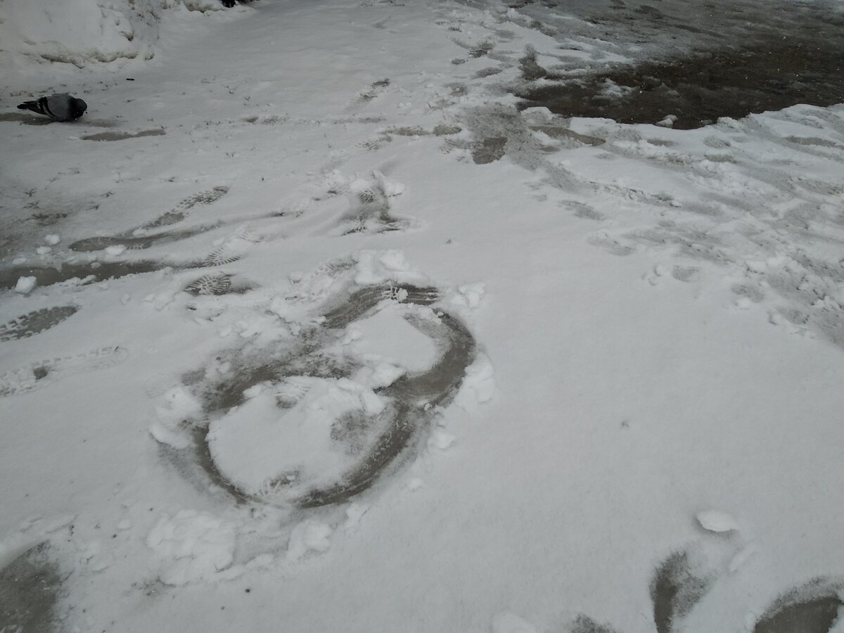 ждала младшего с уроков, рядом был мальчик, он за сестрой приходит. я рисовала по снегу, вон торчит моя бабочка, мальчик тоже нарисовал. вот это)) как вы думаете, что это? очки. кому очки, а кому оппа)) каждый видит, что хочет)